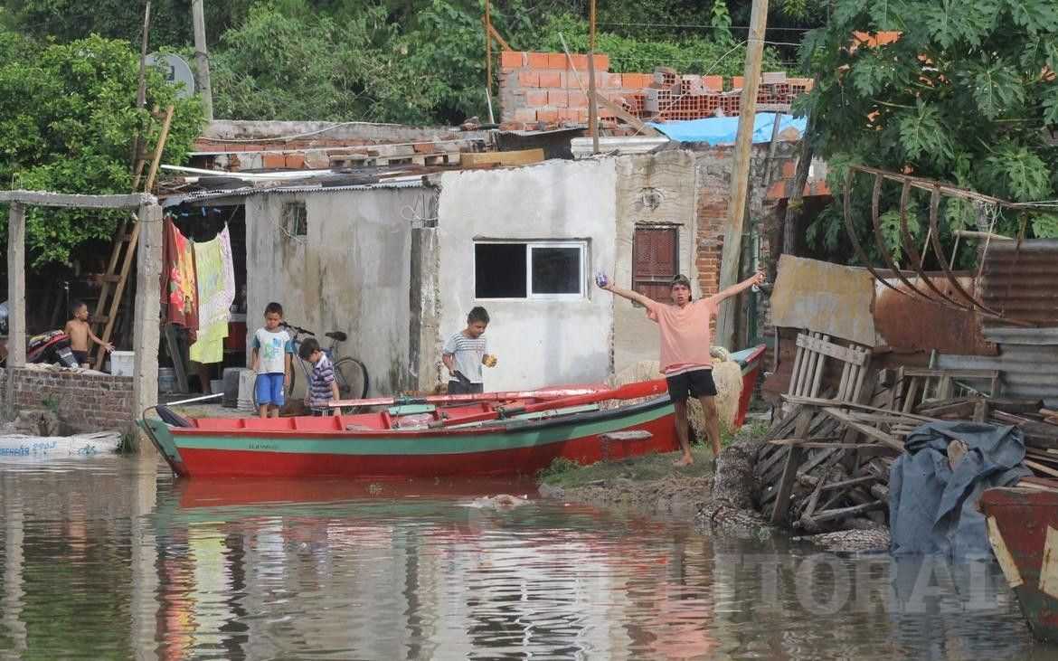 El río Paraná superó el nivel de alerta y el agua avanza sobre las casas ribereñas.