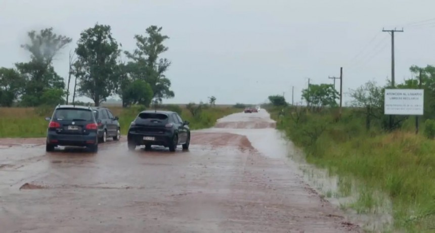 Turistas quedaron varados por el temporal en uno de los accesos al Iberá