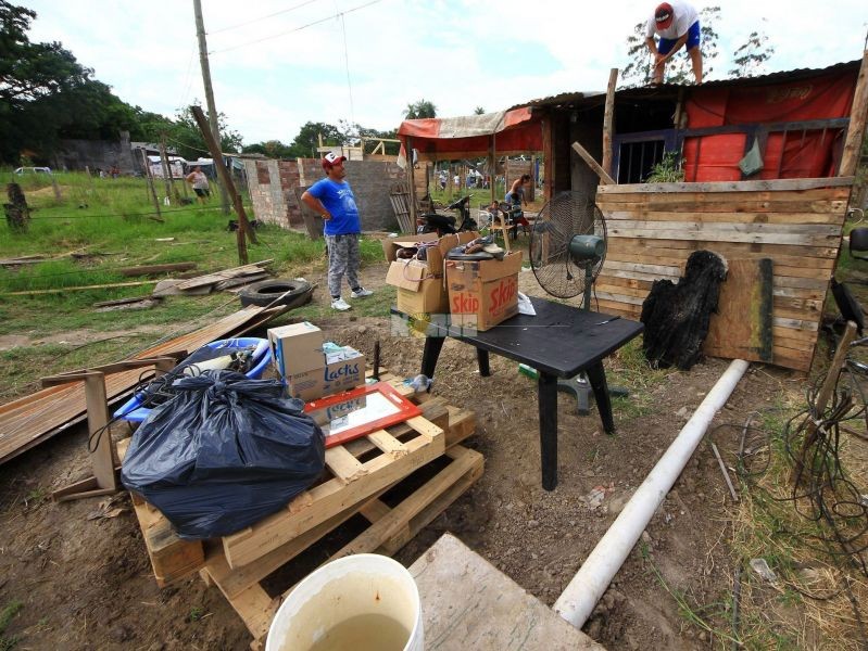 Familias desalojadas piden tierras donde levantar sus viviendas
