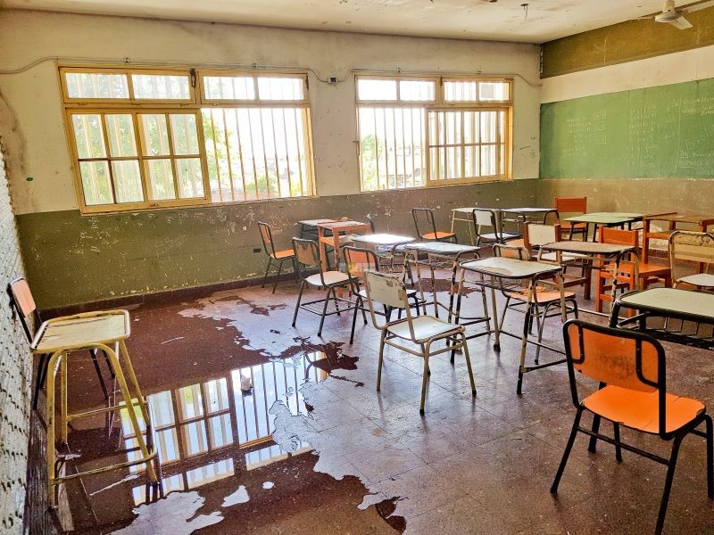 Filtraciones, aulas inundadas y el temor al desmoronamiento en una escuela