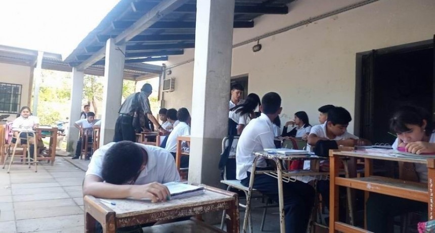 Alumnos de un colegio dan clases en el patio por falta de luz y agua