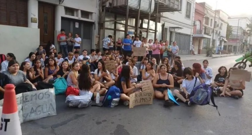 Rebelión estudiantil en la Normal y el Nacional por el calor y la falta de respuestas