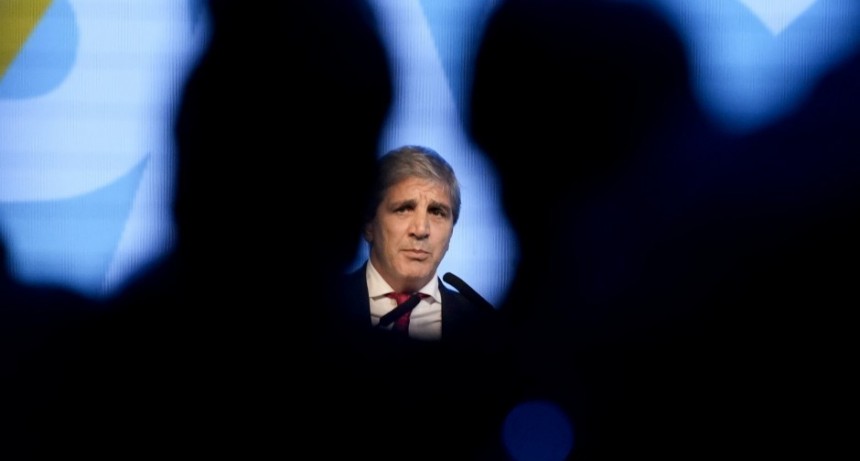 Caputo reconoce que el actual sistema cambiario no es 