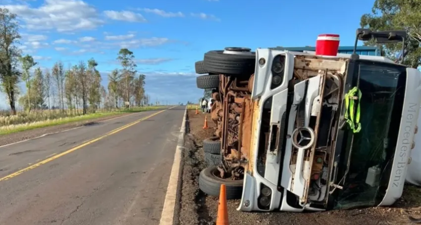 Siniestro en Ruta 14: Un cami&oacute;n choc&oacute; contra un caballo y volc&oacute; en el Paraje Desiderio Sosa