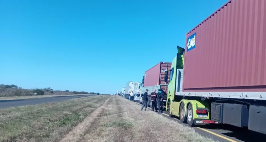Ruta 14: un cami&oacute;n embisti&oacute; a un operario que realizaba tareas de mantenimiento