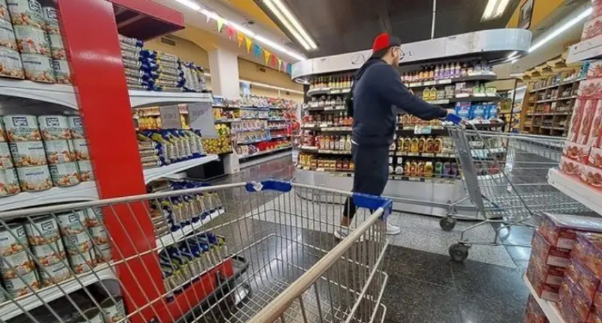 Econom&iacute;a estancada: El consumo privado no encuentra piso y acumul&oacute; medio a&ntilde;o consecutivo de ca&iacute;das