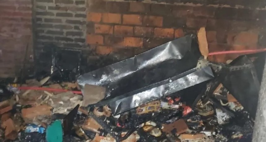 Prendió una vela a un santo y se le quemó por completo la casa
