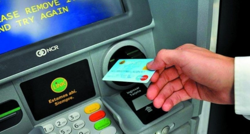 Comienza el pago sueldos con aumento para los trabajadores provinciales