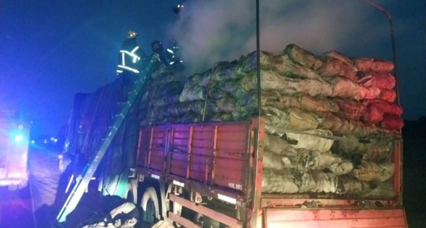 Un camión que llevaba carbón se prendió fuego en medio de la ruta