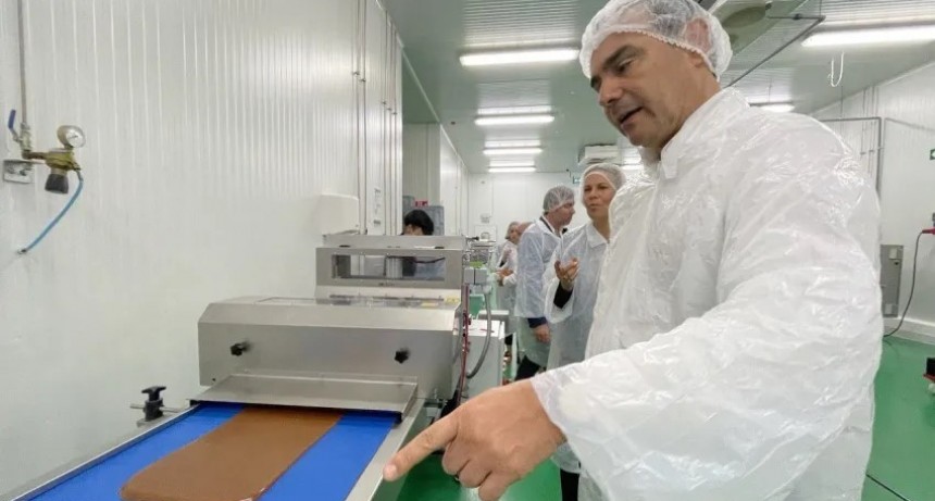 En su gira por España, Valdés visitó una planta de producción y procesamiento de frutas frescas