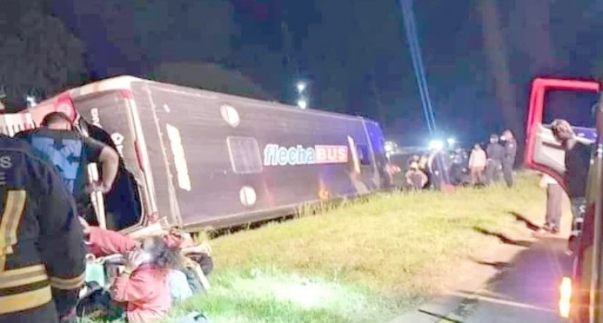Despistó y volcó un colectivo con 31 estudiantes correntinos