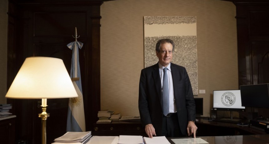 El gobierno sacó una norma para obligar a los bancos a usar los 2500 millones de dólares que tienen afuera