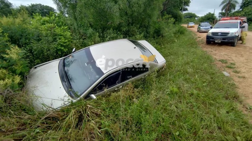 Una madre volcó con su auto y el hijo terminó con lesiones