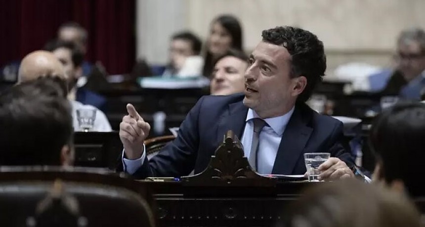 Las lágrimas no fueron en vano: De Loredo desembarca en el Gobierno con un delfín con peluca