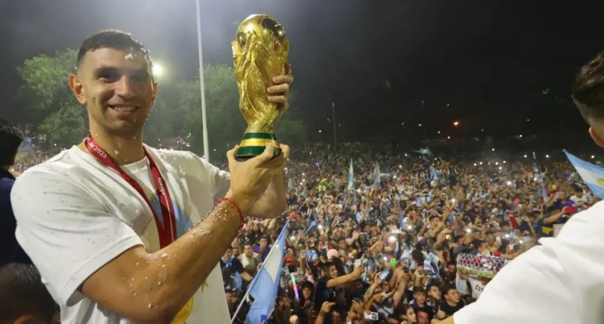 Llegó la Selección y la Copa del Mundo a Argentina en medio de una multitud