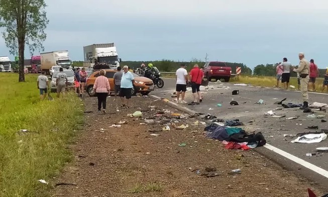 Dos mujeres muertas tras el choque de un camión repleto de yerba con un auto por Ruta Nacional 14