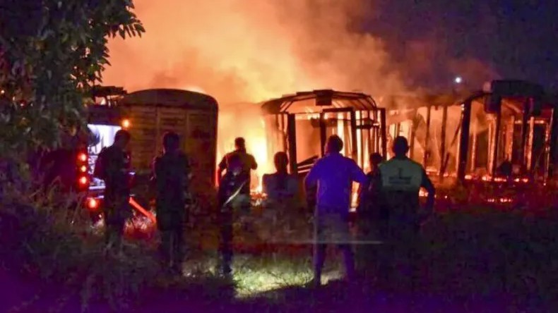 Una veintena de vagones de tren consumidos por el fuego en Caseros 