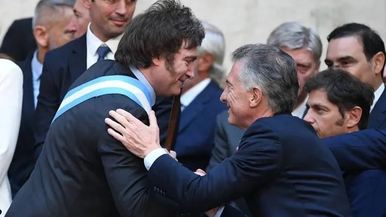 El abrazo de oso de Javier Milei a Mauricio Macri