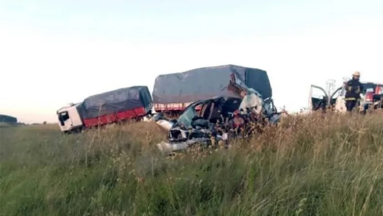 Un muerto en choque de auto con un camión