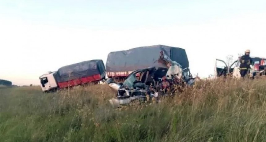 Un muerto en choque de auto con un camión