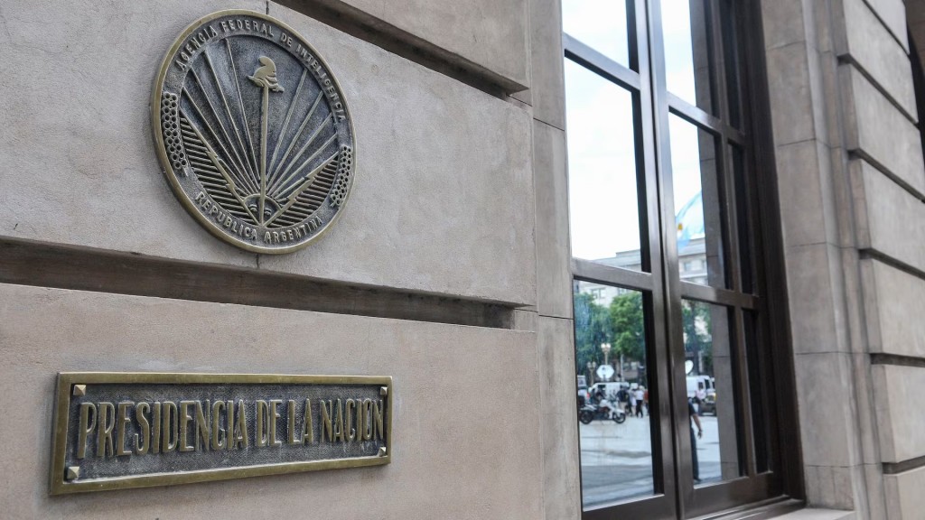 Se acumulan pedidos para que los tribunales frenen el DNU de la SIDE