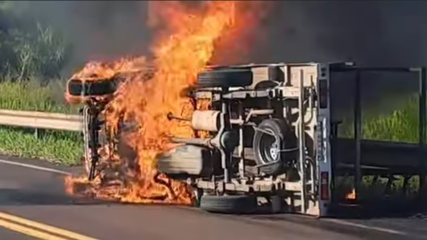 Tragedia: Un vehículo se prendió fuego en ruta 12 y murieron dos personas