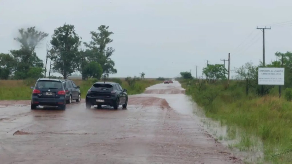 Turistas quedaron varados por el temporal en uno de los accesos al Iberá
