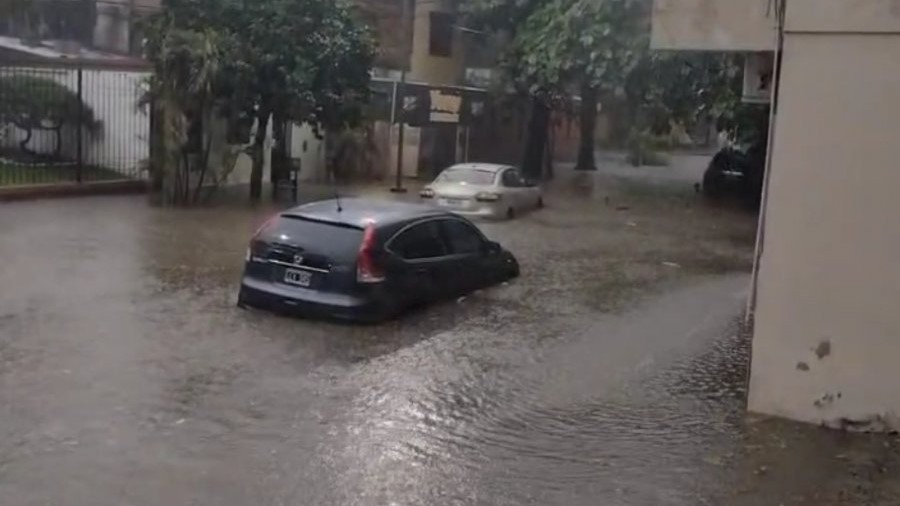 Caos y anegamientos en Corrientes: cayeron 90 milímetros en una hora y la ciudad quedó paralizada