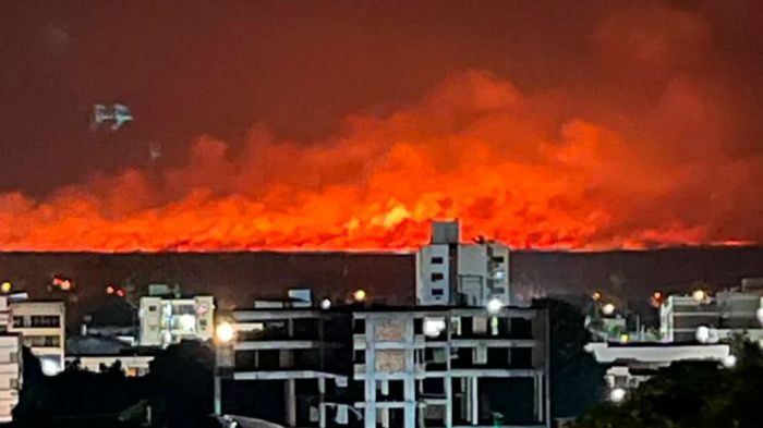 Impresionante foto: así se ve el fuego de Santo Tomé Corrientes desde Sao Borja, Brasil