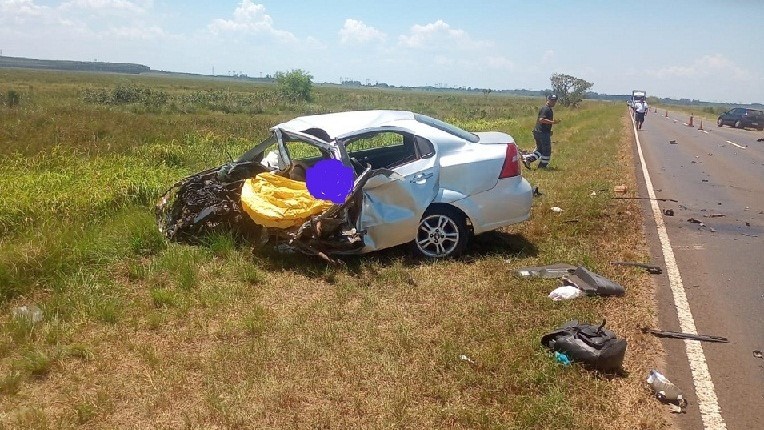 Brutal choque entre un camión y un auto en una ruta correntina