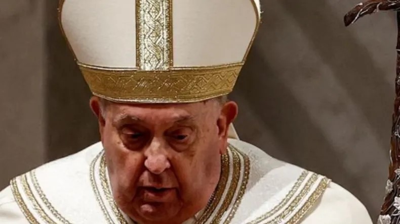 El papa Francisco sufrió una crisis respiratoria asmática y sigue en estado 