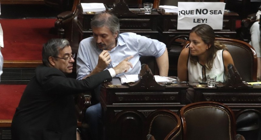 Cristina enfrenta una rebelión en el bloque peronista: más de 30 diputados votan con el gobierno la suspensión de las PASO