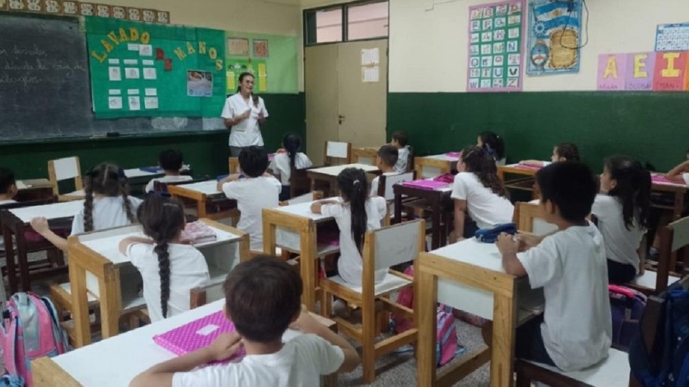 Corrientes 2026: Más horas de permanencia en un sistema marcado por la pobreza y la sobreexigencia docente