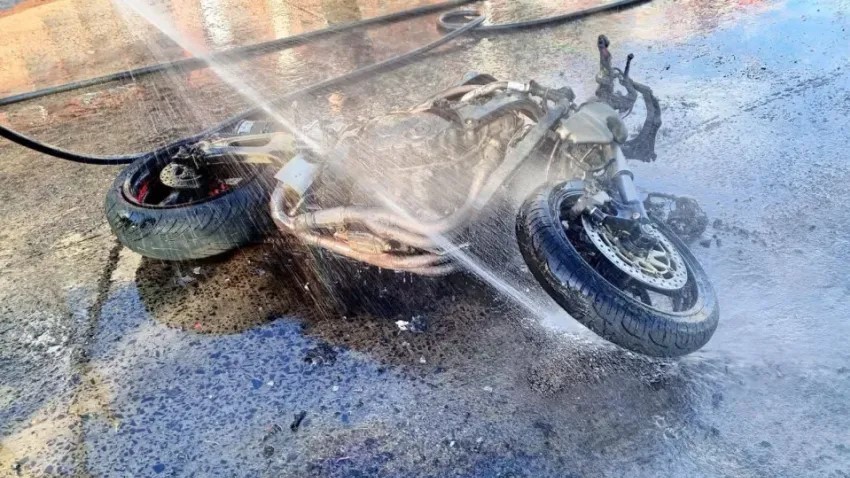 Tragedia en Avenida Independencia: murió un joven tras chocar e incendiarse su moto de alta cilindrada