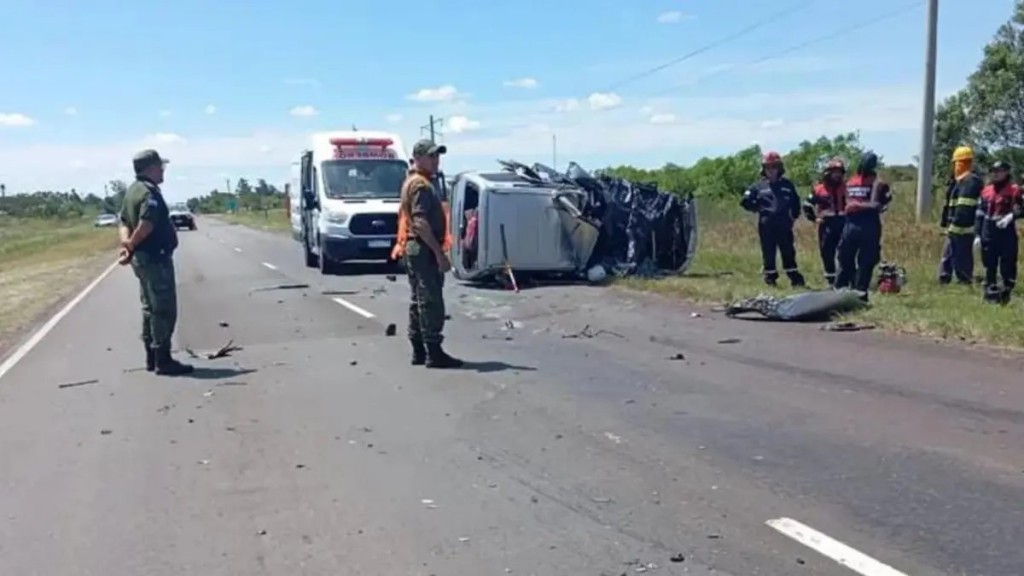 Tragedia en la Ruta 12: Un hombre murió tras un violento choque entre un auto y un camión cerca de San Roque
