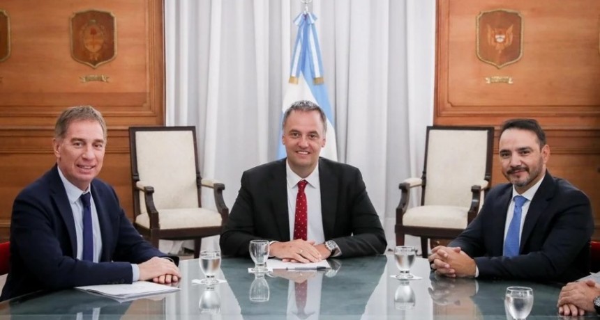 El microclima de Casa Rosada: Valdés se reúne con Adorni y Santilli mientras Corrientes arde y las mejoras no llegan