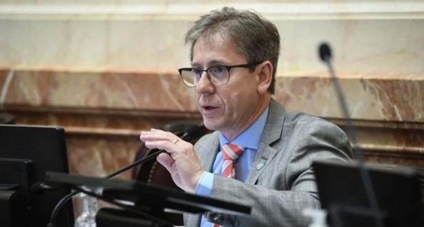 El canje de Vischi: Entrega derechos históricos por promesas mientras el interior profundo sufre el abandono