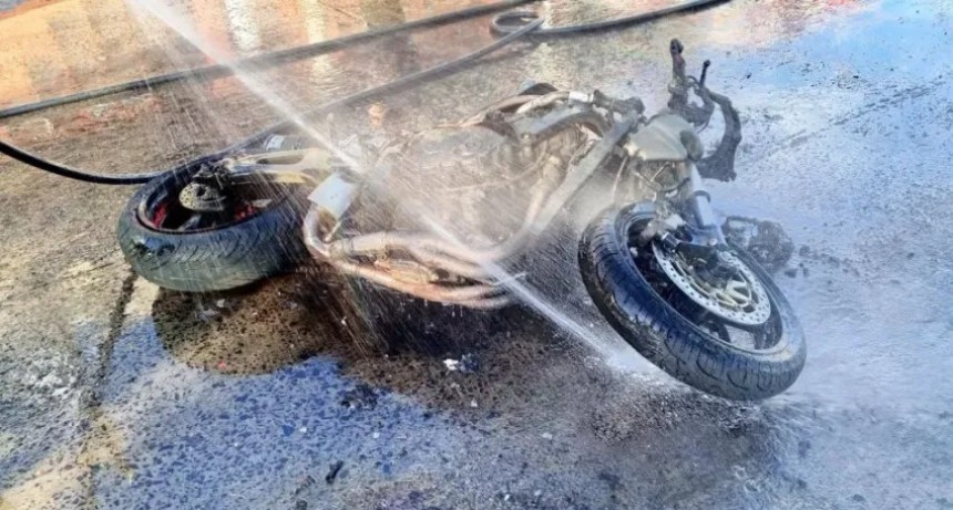 Tragedia en Avenida Independencia: murió un joven tras chocar e incendiarse su moto de alta cilindrada