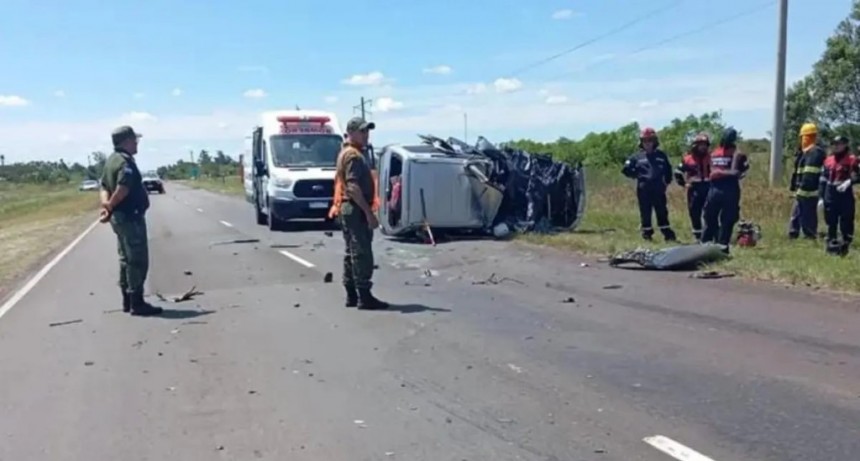 Tragedia en la Ruta 12: Un hombre murió tras un violento choque entre un auto y un camión cerca de San Roque