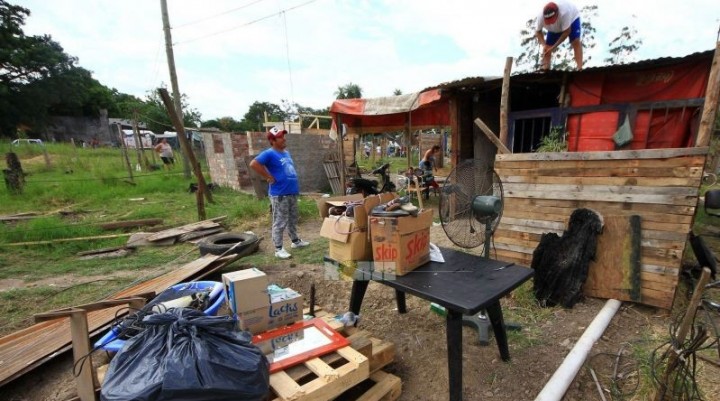 Familias desalojadas piden tierras donde levantar sus viviendas