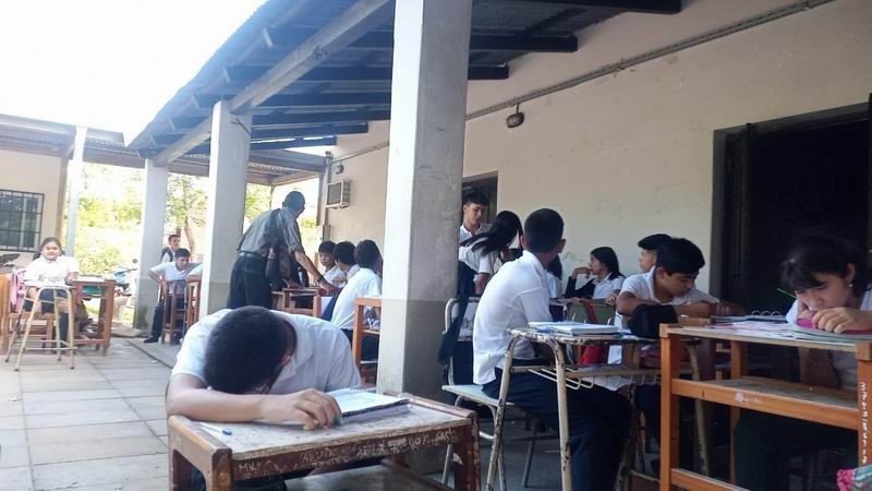 Alumnos de un colegio dan clases en el patio por falta de luz y agua
