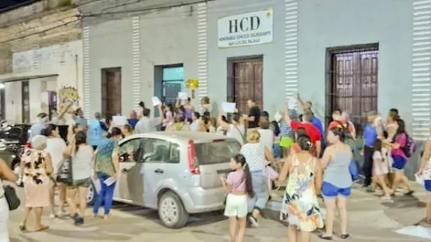 Protesta vecinal por reiterados cortes de luz en San Luis del Palmar