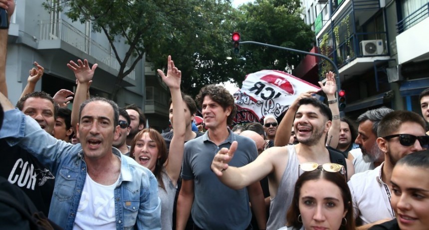 Lousteau marchó a Plaza de Mayo en otra escalada de la pelea con Milei