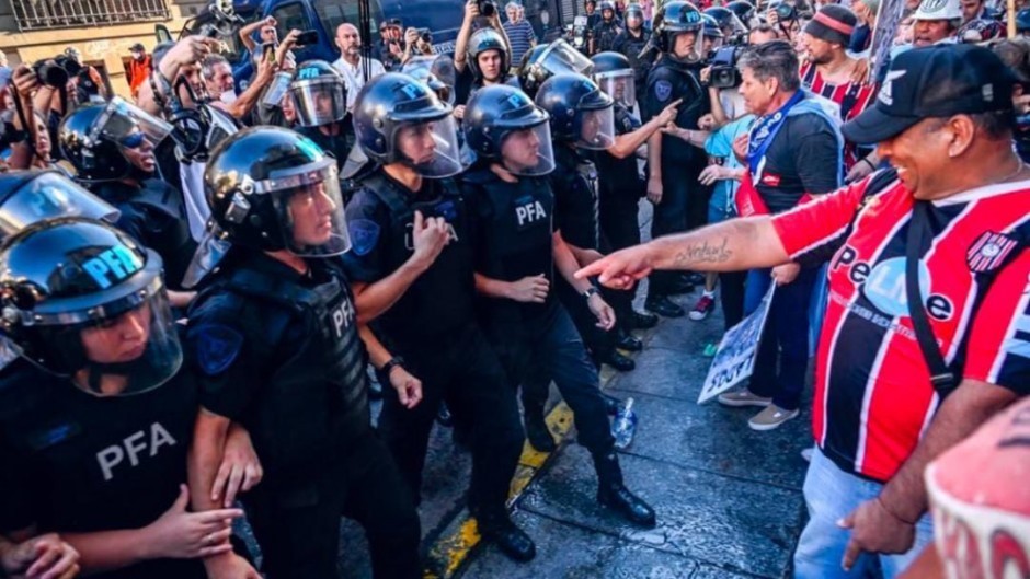 Las hinchadas desafían a Patricia y se suman a la marcha de los jubilados