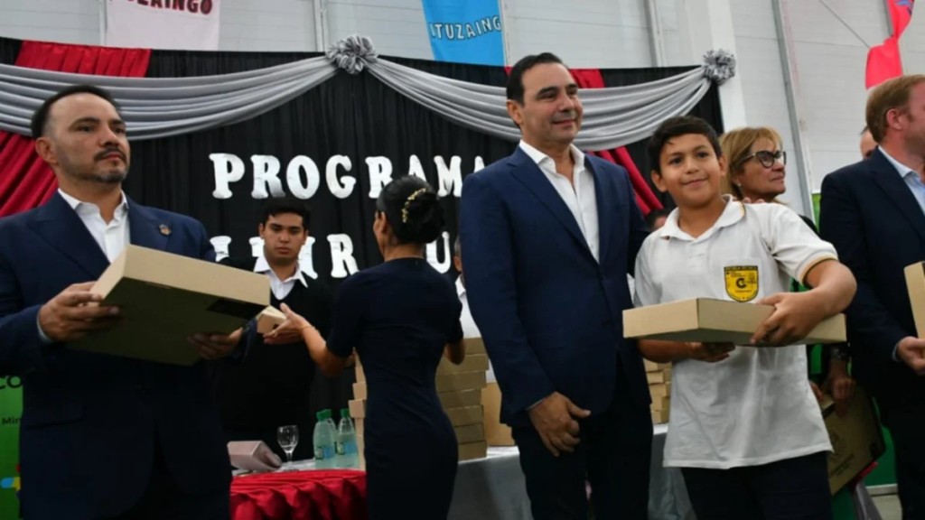 El Gobierno provincial entregó notebooks a alumnos de Ituzaingó