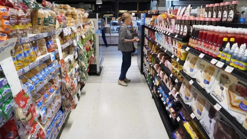 El consumo sigue en caída y las ventas de supermercados acumulan 15 meses de retracción