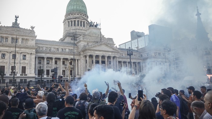 El Gobierno no pudo imponer el miedo y los jubilados llenaron la plaza