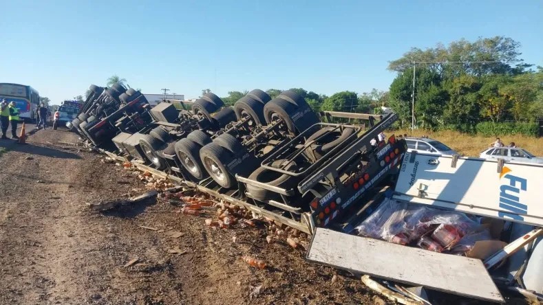 Peligro en la Ruta 12: un camionero volc&oacute; en plena recta con un nivel alt&iacute;simo de alcohol en sangre
