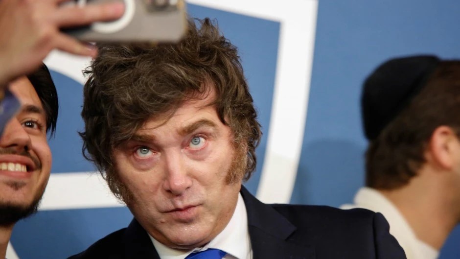 Milei se derrumba en las encuestas: el caso Adorni y la crisis econ&oacute;mica perforan el piso de los 40 puntos de imagen positiva