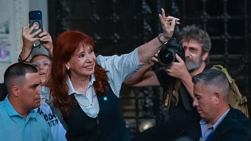 Cristina Kirchner en Comodoro Py: "M&aacute;s all&aacute; de las redes, el est&oacute;mago necesita comida para funcionar"